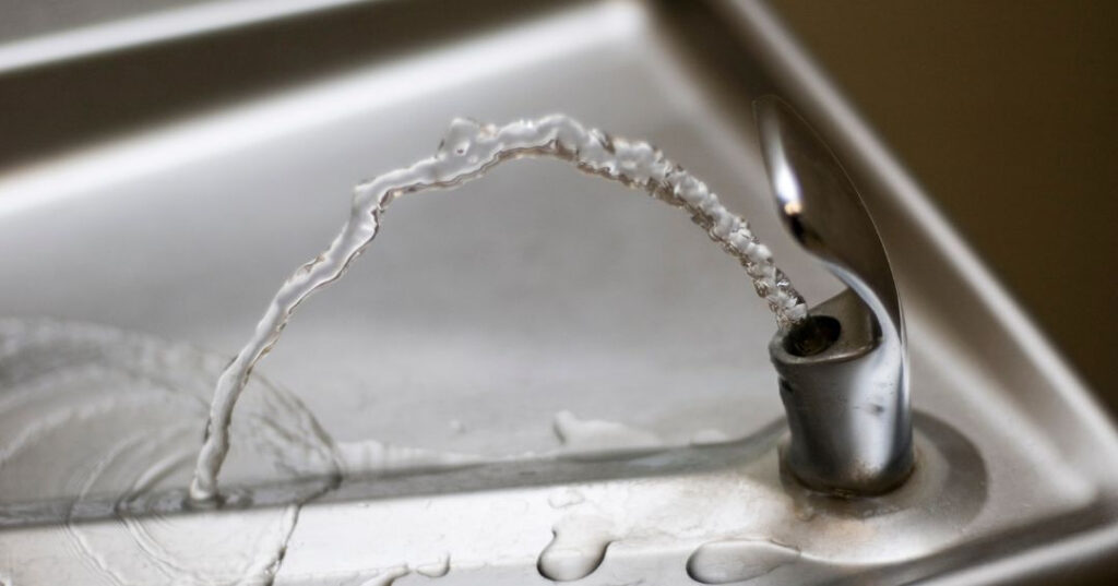 Conserto de Bebedouro em Canoas | Assistência Perto de Mim vazamento de agua no bebedouro